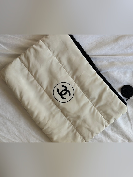 CHANEL Handbags - CHANEL Beauty Puffer Beauty bag